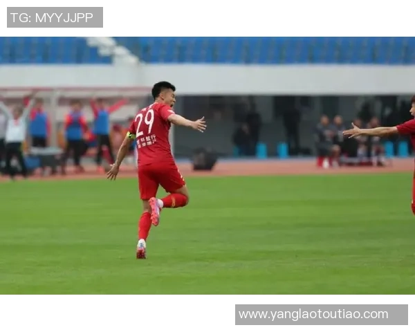 国足锋线迎来“核武器”！1.93米巴西锋霸亲承愿入籍，18强赛或成奇兵？